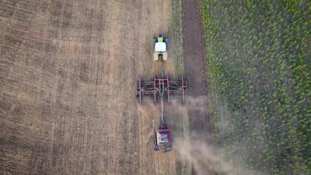 Filmjordbrukare i traktorsådd, sådd av agronomiska grödor på åkern — Stockvideo