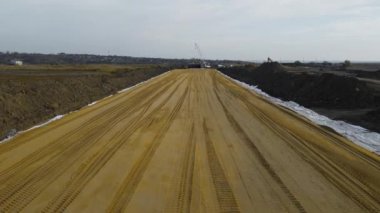 Ufukta güçlü makineler olan yeni bir yol inşa etmek için hazırlanmış temel