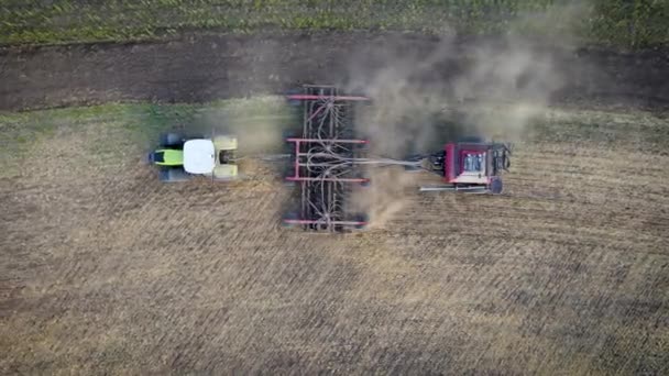 Felülről lefelé néző mezőgazdasági termelő a traktor vetés, vetés mezőgazdasági növények a területen — Stock videók