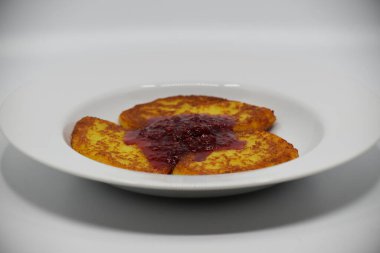 Gri tabakta ahududu reçelli patatesli gözleme.