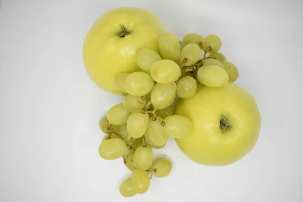 Uvas Verdes Manzanas Sobre Fondo Gris Claro —  Fotos de Stock