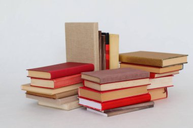 Beyaz üzerine kitap yığını