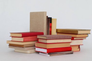 Beyaz üzerine kitap yığını