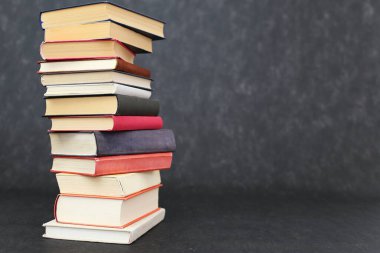 Siyah arkaplan üzerine kitap yığını