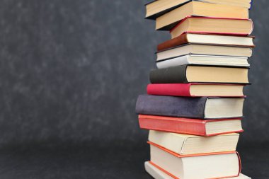 Siyah arkaplan üzerine kitap yığını