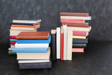 Siyah arkaplan üzerine kitap yığını