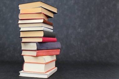 Siyah arkaplan üzerine kitap yığını