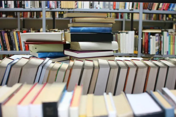 Montón Libros Sobre Mesa Biblioteca — Foto de Stock