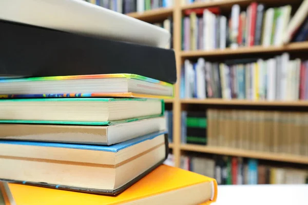 Montón Libros Sobre Mesa Biblioteca — Foto de Stock