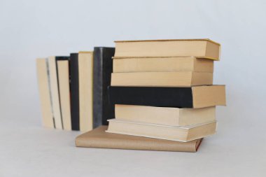 Beyaz arkaplan üzerine kitap yığını
