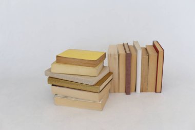 Beyaz üzerine kitap yığını
