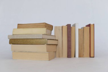 Beyaz üzerine kitap yığını