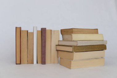 Beyaz üzerine kitap yığını