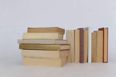 Beyaz üzerine kitap yığını