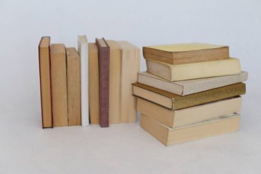 Beyaz üzerine kitap yığını