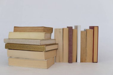Beyaz üzerine kitap yığını