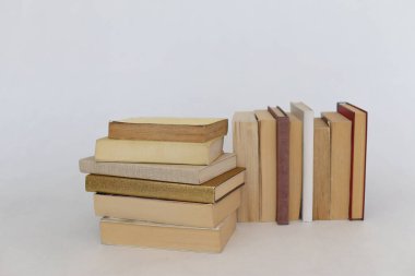 Beyaz üzerine kitap yığını