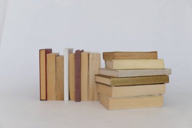 Beyaz üzerine kitap yığını