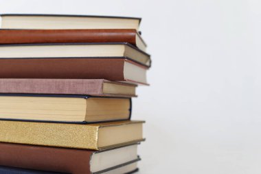 Beyaz üzerine kitap yığını