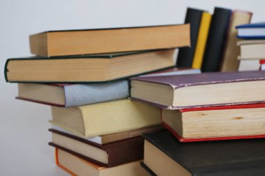 Beyaz üzerine kitap yığını