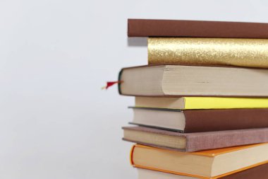 Beyaz üzerine kitap yığını