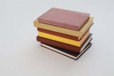 Beyaz üzerine kitap yığını