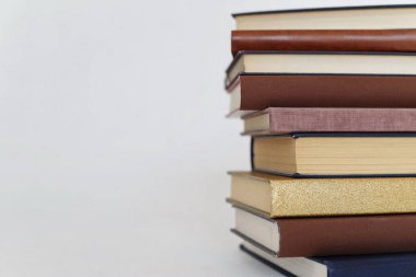 Beyaz üzerine kitap yığını