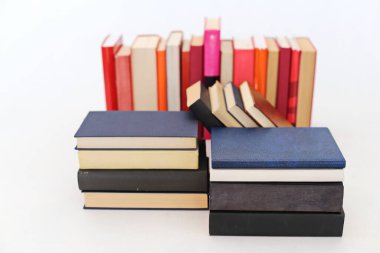 Beyaz üzerine kitap yığını