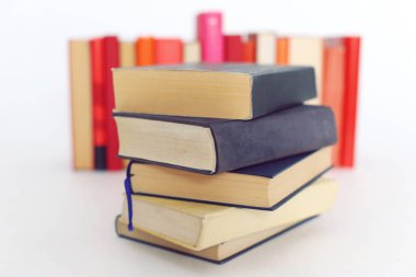 Beyaz üzerine kitap yığını