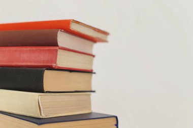 Beyaz üzerine kitap yığını