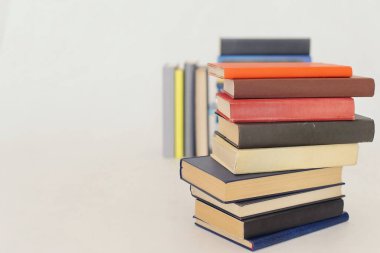Beyaz üzerine kitap yığını