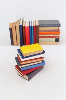 Beyaz üzerine kitap yığını