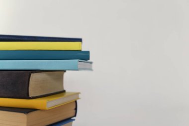 Beyaz üzerine kitap yığını