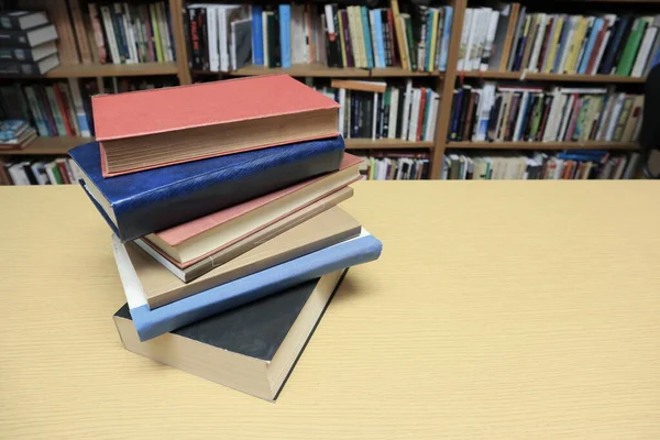 Libros Sobre Mesa Biblioteca —  Fotos de Stock