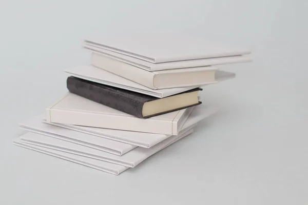 Montón Libros Sobre Blanco — Foto de Stock