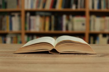 Kütüphanede masada kitap aç