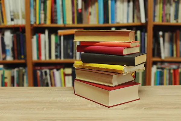 Bücherstapel Auf Dem Tisch Der Bibliothek — Stockfoto