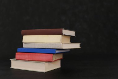 Siyah arkaplan üzerine kitap yığını