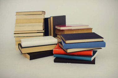 Beyaz arkaplan üzerine kitap yığını