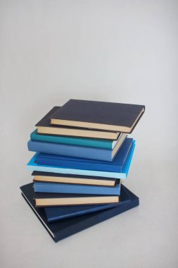 Beyaz arkaplan üzerine kitap yığını