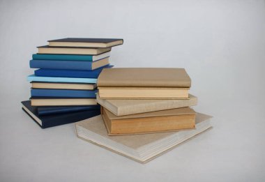 Beyaz arkaplan üzerine kitap yığını