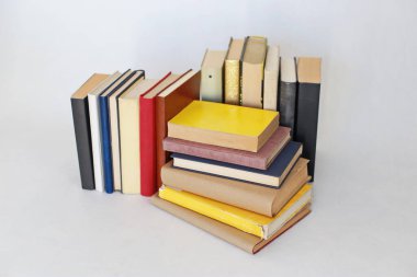 Beyaz arkaplan üzerine kitap yığını