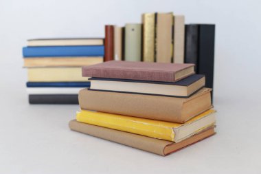 Beyaz arkaplan üzerine kitap yığını