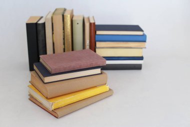 Beyaz arkaplan üzerine kitap yığını