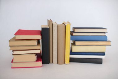 Beyaz arkaplan üzerine kitap yığını