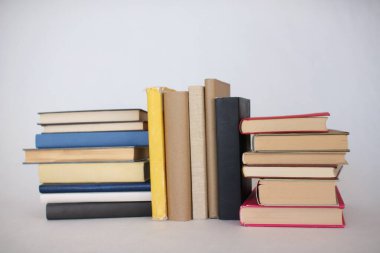 Beyaz arkaplan üzerine kitap yığını