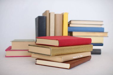 Beyaz arkaplan üzerine kitap yığını