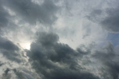 Kasvetli gökyüzü yağmur bulutlarıyla dolu.