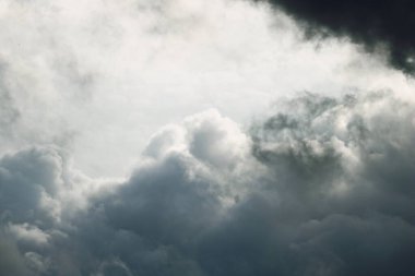 Kasvetli gökyüzü yağmur bulutlarıyla dolu.