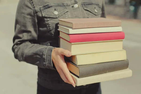 Libri Nelle Mani Una Giovane Ragazza — Foto Stock